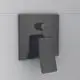 Schwarze Wandarmatur von Ideal Standard mit einem runden und einem rechteckigen Bedienelement für die Wassersteuerung. Montiert an heller Wand.
